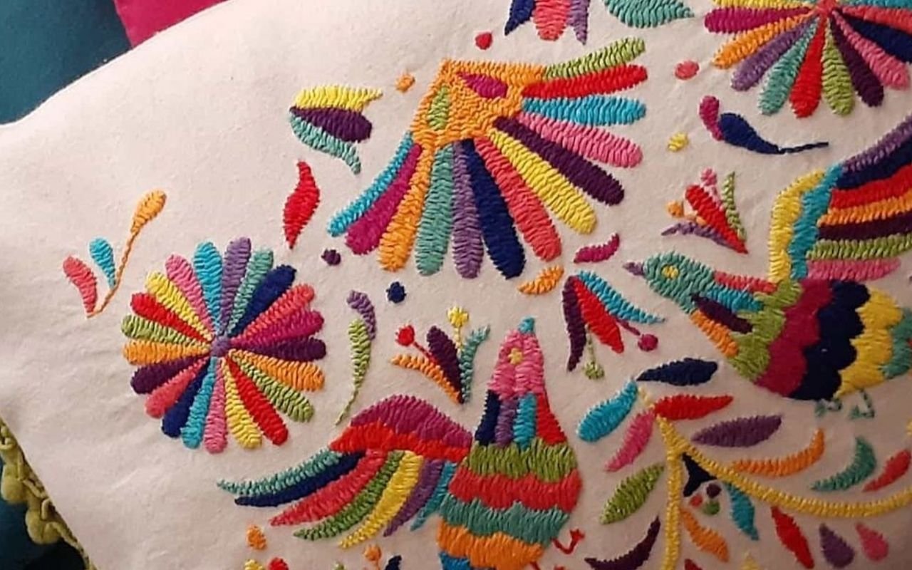 Diseño de moda mexicana con elementos tradicionales