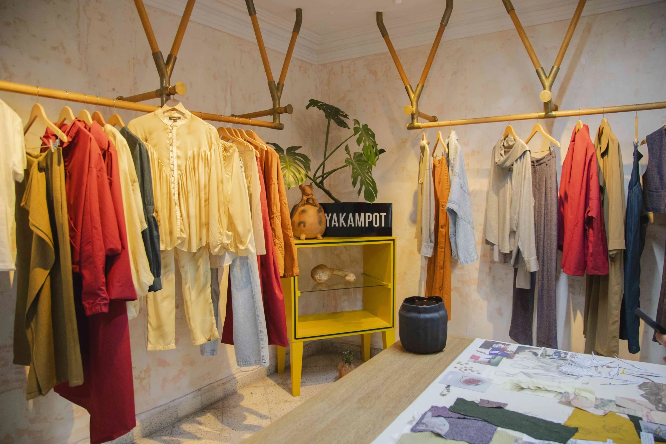 Look de Yakampot SS26 'Sin más' con referencias florales