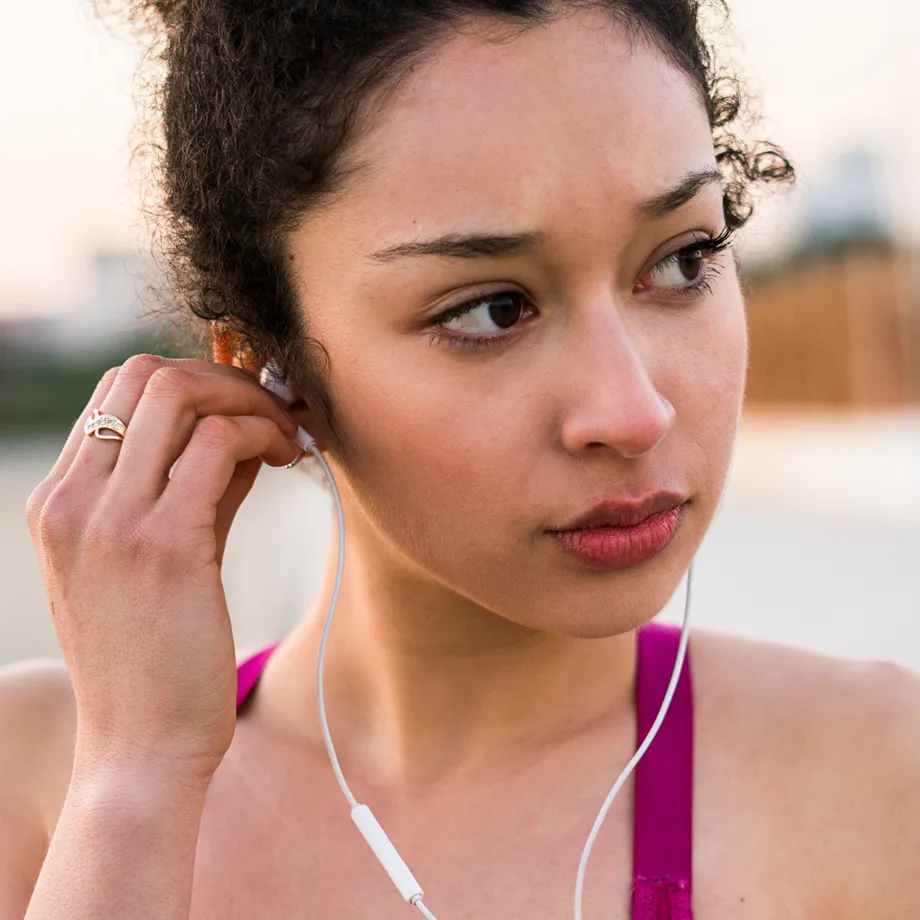 Persona utilizando audífonos y expuesta al sonido