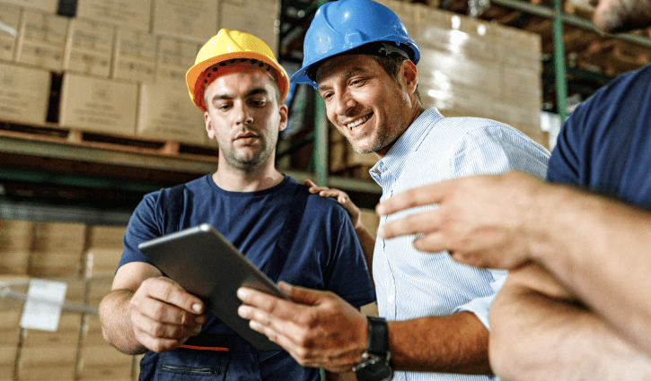 Emprendedores trabajando en pequeño negocio o tienda