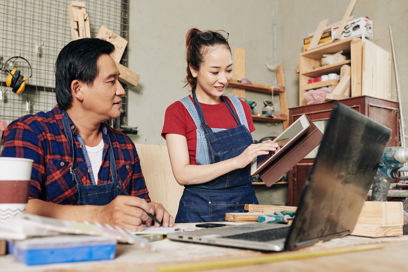Pequeño negocio en México con emprendedor atendiendo