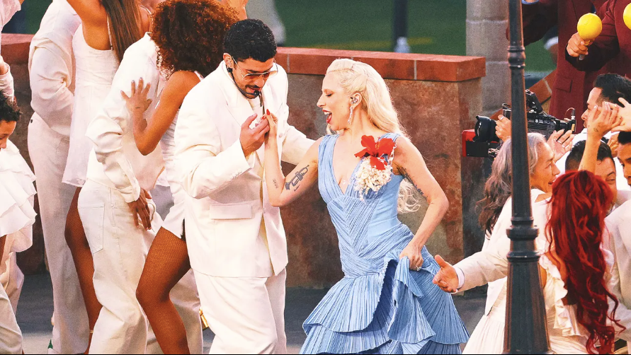 Lady Gaga con Bad Bunny durante el show de medio tiempo