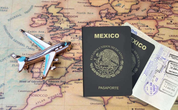 Pasaporte y tarjetas de embarque como símbolo de viajes y recompensas