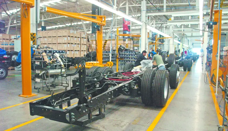 Producción de camiones en planta industrial